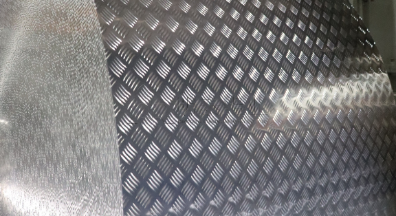 明泰铝业｜五条筋花纹铝板 工厂直销（源头大厂・上市企业）